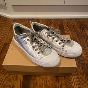 UGG Women’s Aries Metallic Shoes size 7